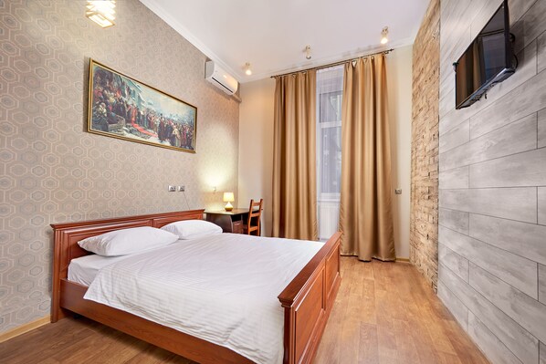 Habitación económica doble, baño compartido (A) | Tabla de planchar con plancha, wifi gratis, ropa de cama