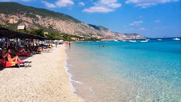 A beach with clear turquoise water, a sandy shore, and a mountainous backdrop. - PEGGY'S VILLA 50 SQM (Κινέτα)