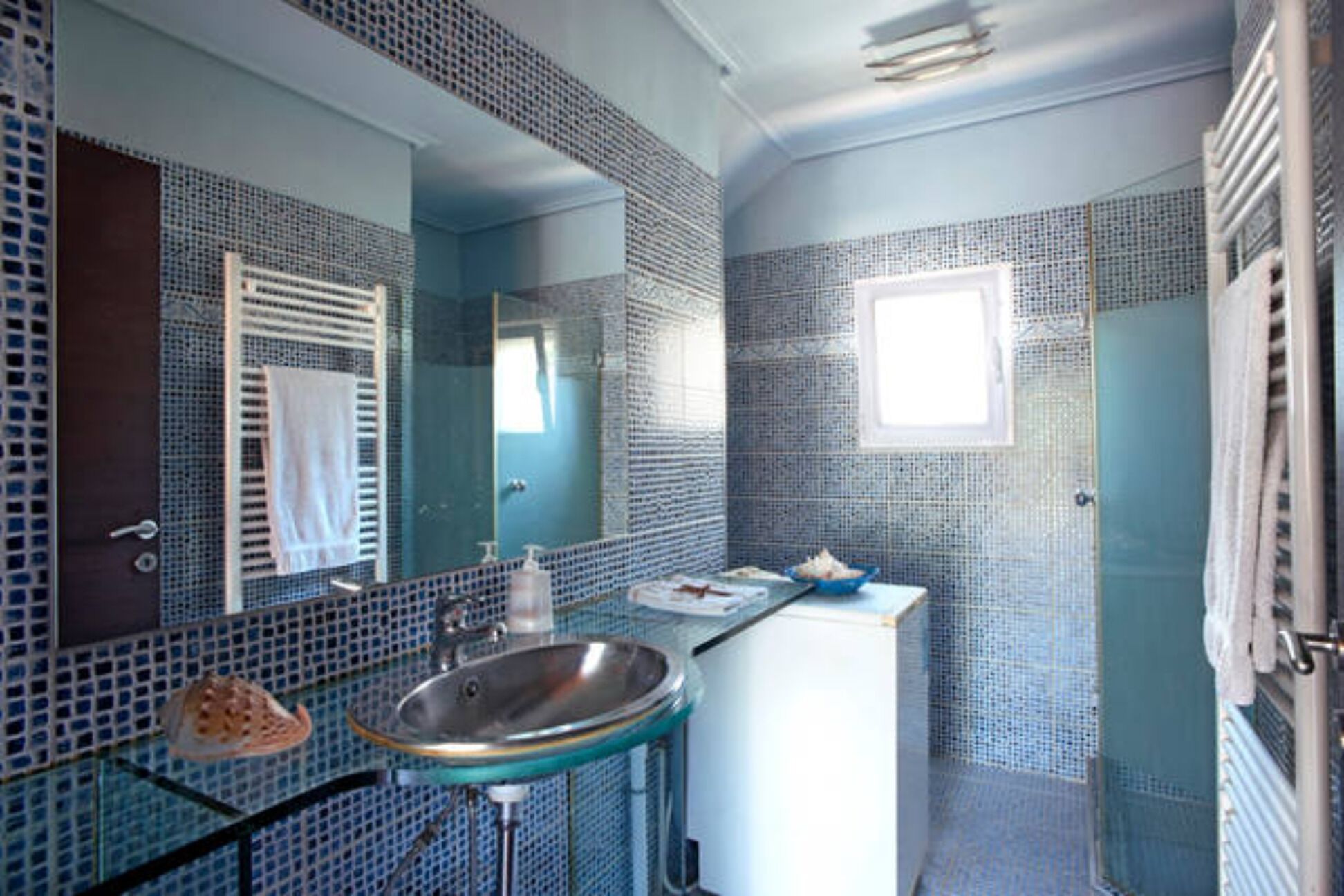 Een douche, handdoeken