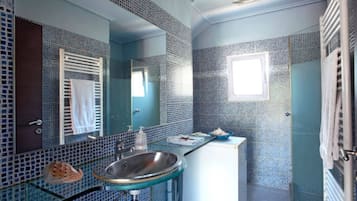 Een douche, handdoeken