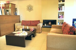 Televisión y chimenea