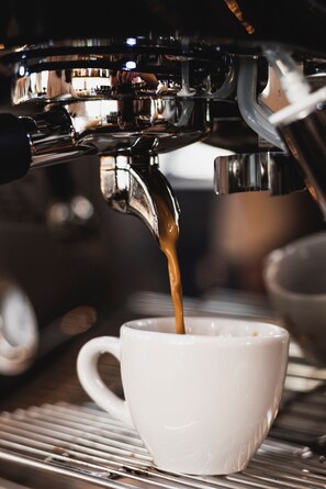 Une machine à café qui verse du café dans une tasse.