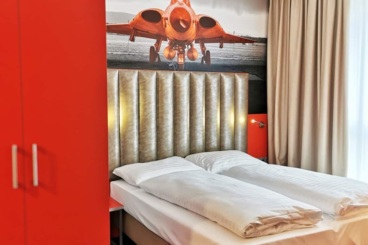 hypo-allergenic bedding, in-room safe, desk, laptop workspace