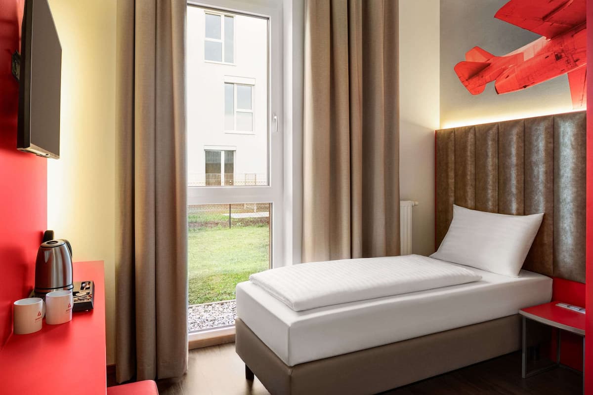 Habitación Confort, accesible para personas con discapacidad | 1 dormitorio, ropa de cama hipoalergénica, caja fuerte y escritorio