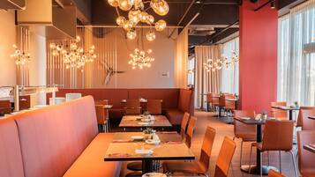 Tägliches Frühstücksbuffet (16 EUR pro Person)