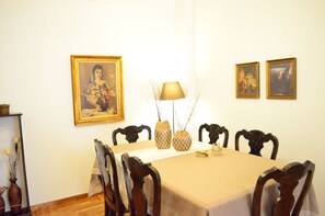 Dining - PEDION AREOS PARK 5, sleep 8-12, 4-bedr, 2 bathrooms, Metro, Museum in 150m (Αθήνα)
