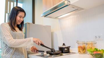 Kühlschrank, Mikrowelle, Herdplatte, Wasserkocher