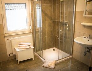 Casa romântico, 5 quartos, sacada (incl. EUR 10 cleaning fee per person) | Banheiro | Chuveiro, secador de cabelo, toalhas de banho 