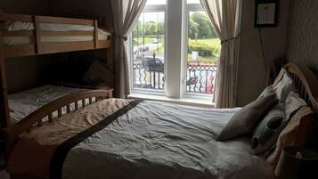 Chambre Familiale (2 Adults + 2 Children) | Wi-Fi gratuit, draps fournis