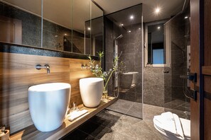 Douche, sèche-cheveux, serviettes fournies, savon