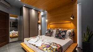 Une chambre moderne avec un grand lit, un plafond en bois et un miroir.