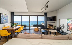 Téléviseur connecté, foyer, sélection de films, chaîne audio