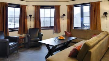 Departamento familiar, 3 habitaciones, sauna, junto a la pista de ski | Sala de estar | Televisión de pantalla plana y chimenea