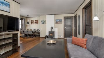 Familieleilighet, 2 soverom, badstue, ved skibakken | Oppholdsrom | Flatskjerm-TV og peis