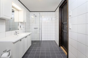 Familienapartment, 2 Schlafzimmer, Sauna, Hanglage | Badezimmer | Dusche, Handtücher