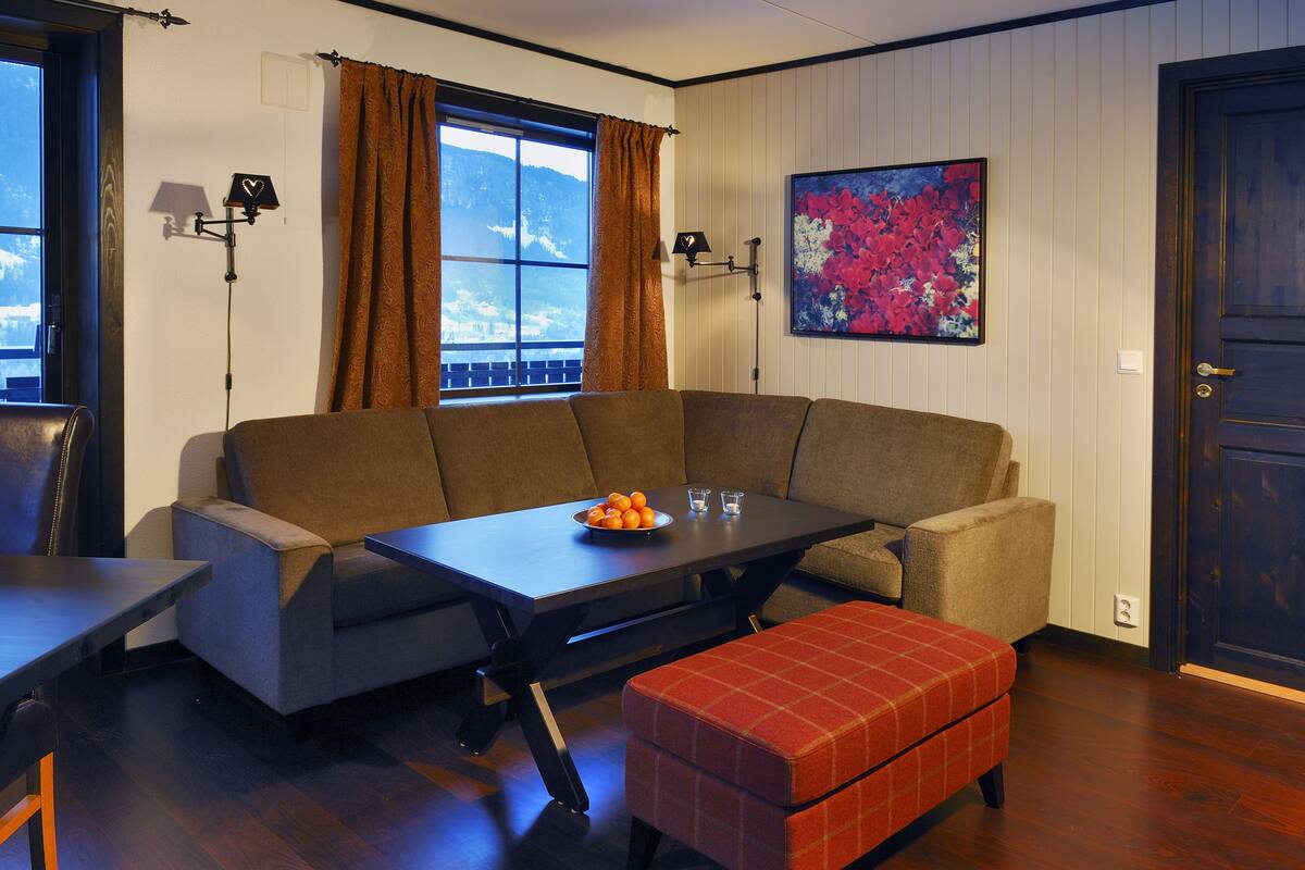 Apartamento familiar, 2 habitaciones, sauna, junto a la pista de esquí | Sala de estar | Una televisión de pantalla plana, una chimenea