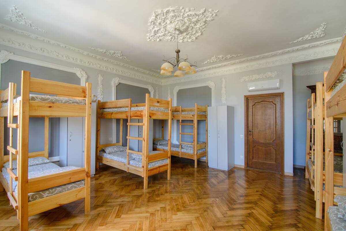Dormitório compartilhado, em dormitório misto, vista para a cidade (4 beds) | Ferros/tábuas de passar roupa, Wi-Fi de cortesia, roupa de cama