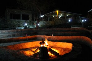 Fachada de la propiedad por la tarde o noche