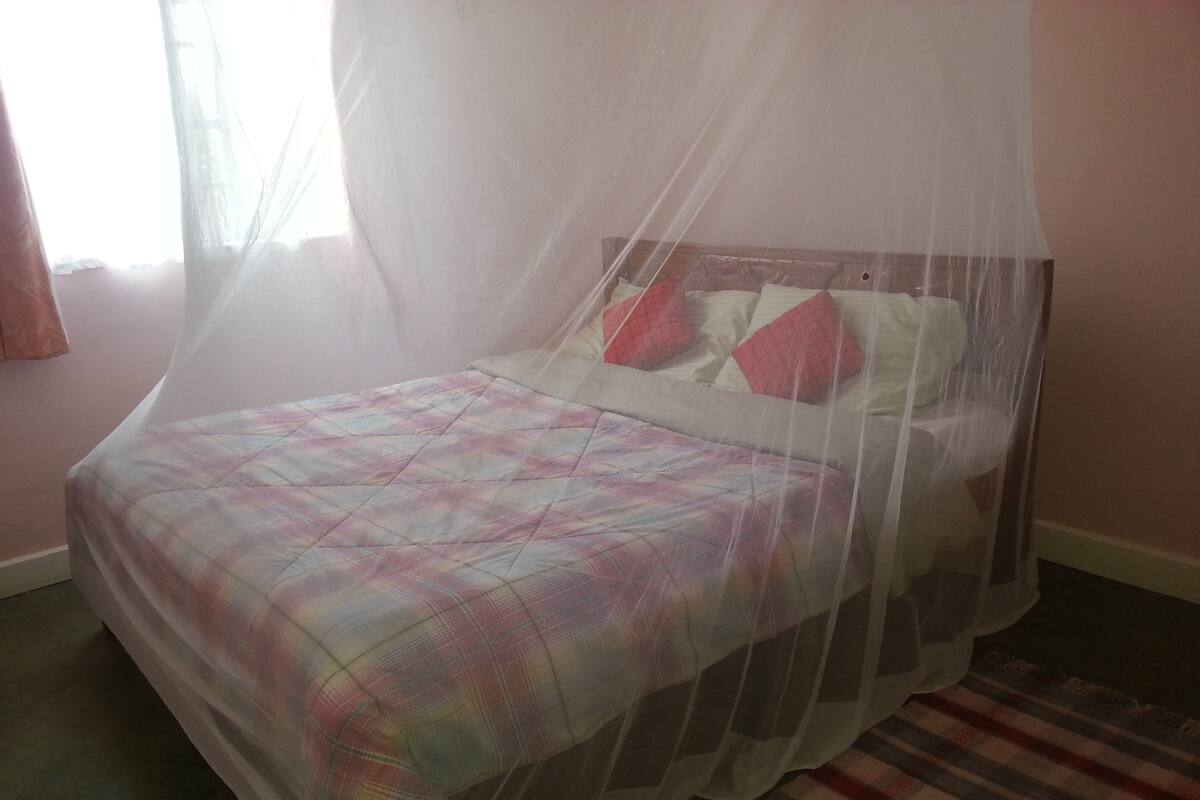 Decoración personalizada, muebles diferentes, cunas y ropa de cama