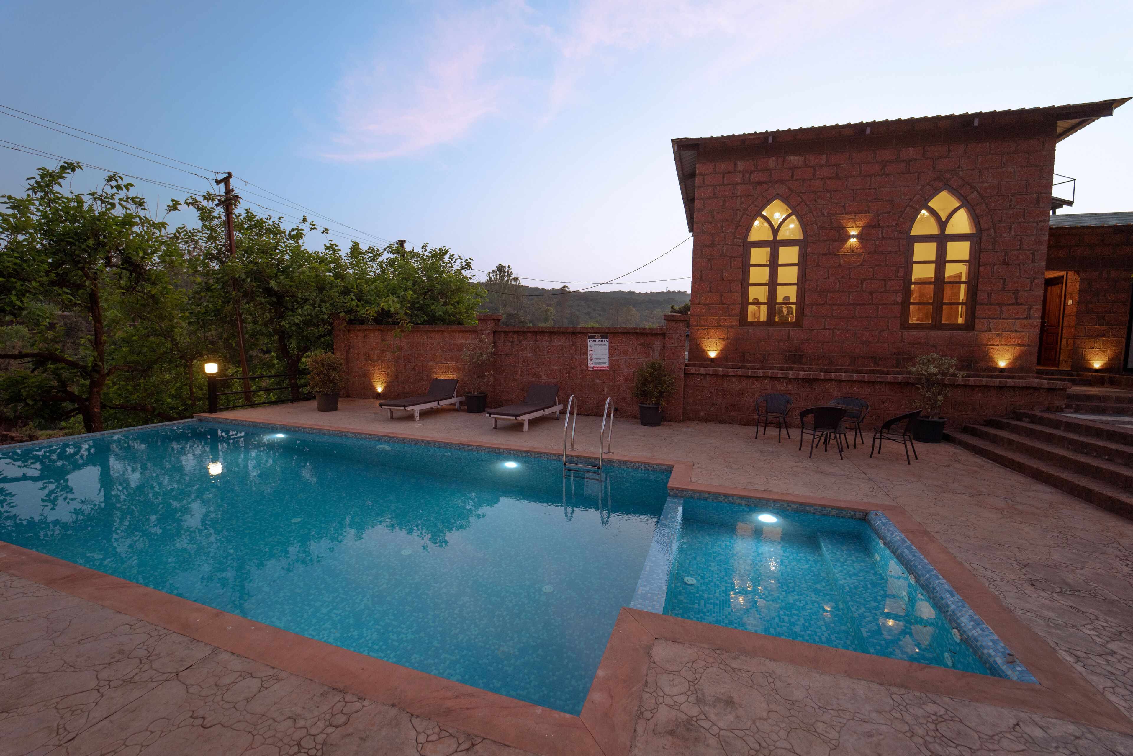 Outdoor pool, pool umbrellas, sun loungers