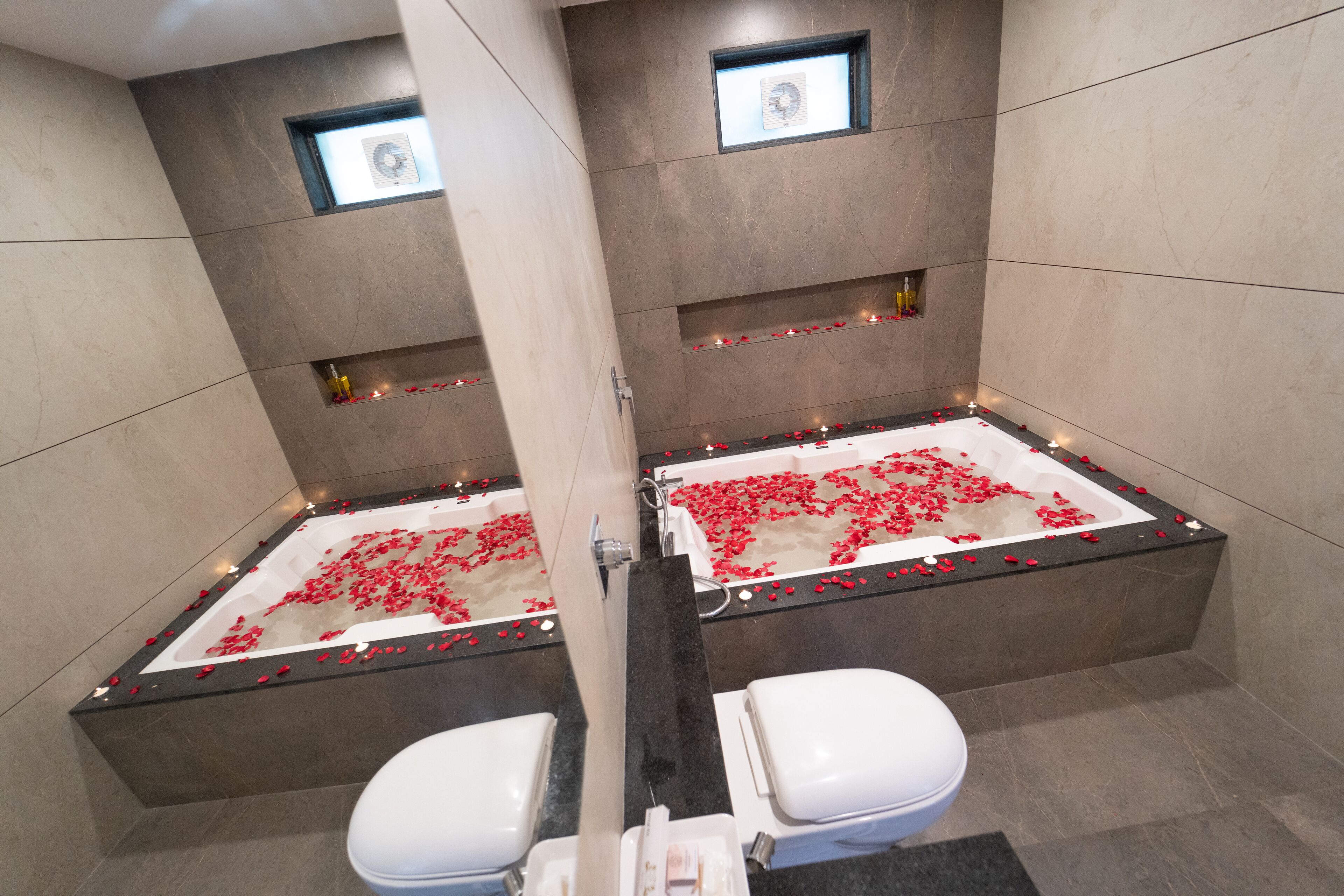 Royal Room | Bathroom | Combined shower/tub, rainfall showerhead, free toiletries, hair dryer