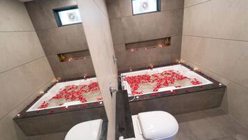 Royal Room | Bathroom | Combined shower/tub, rainfall showerhead, free toiletries, hair dryer