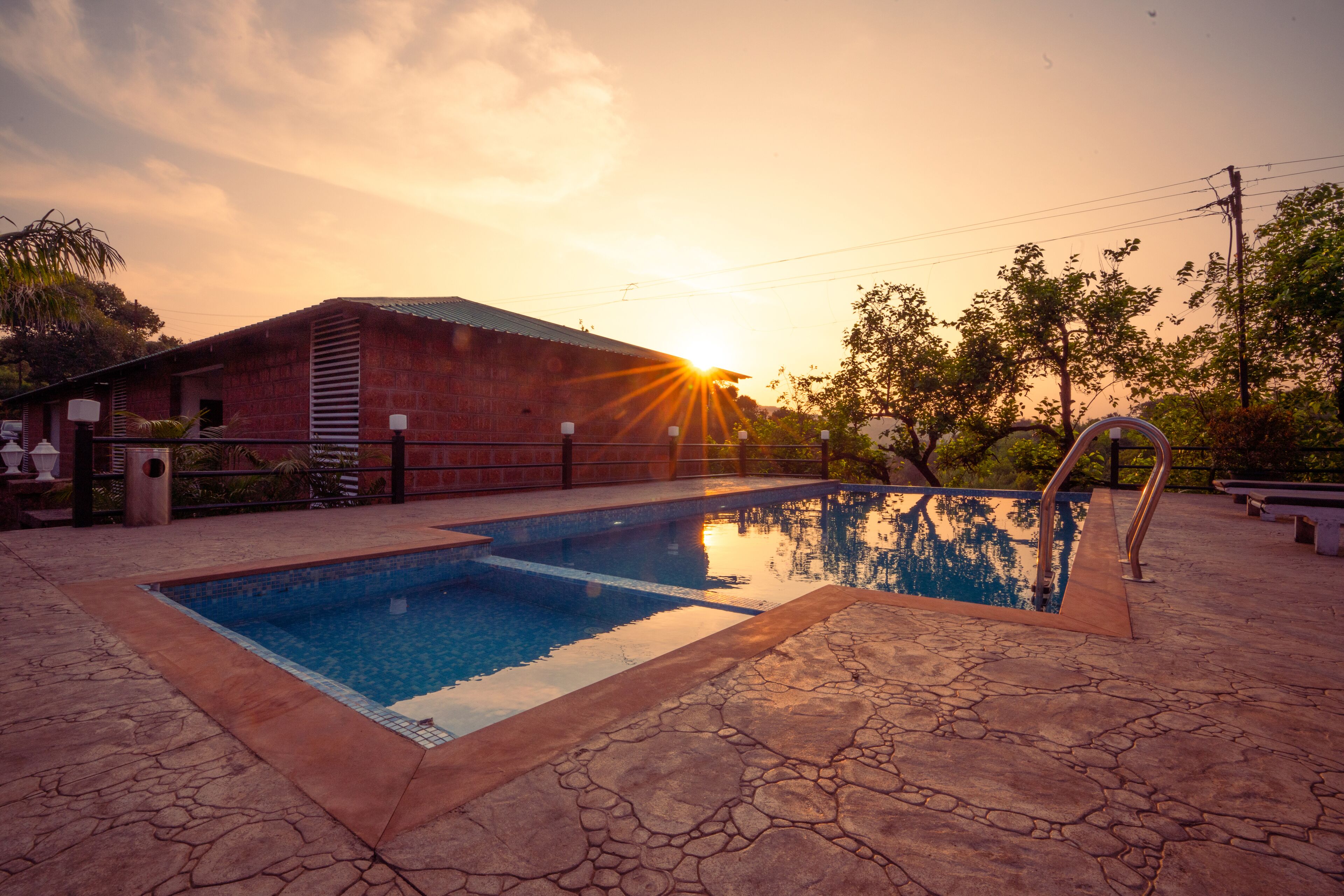 Piscine extérieure, parasols de plage, chaises longues