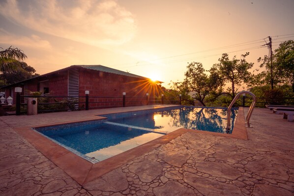 Außenpool, Sonnenschirme, Liegestühle