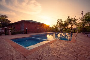 室外游泳池，池畔遮阳伞，日光浴躺椅