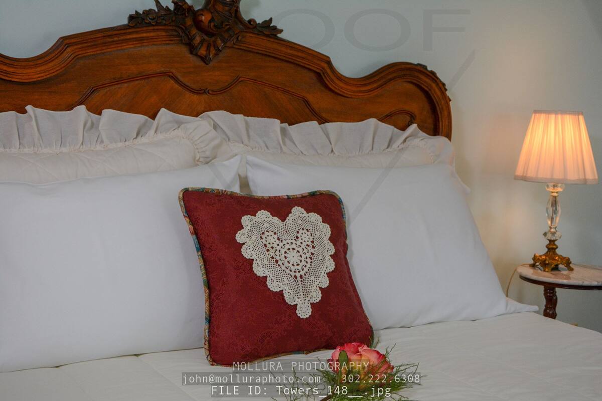 The Towers Suite | WiFi (free), individually decorated, individually furnished, bed sheets
