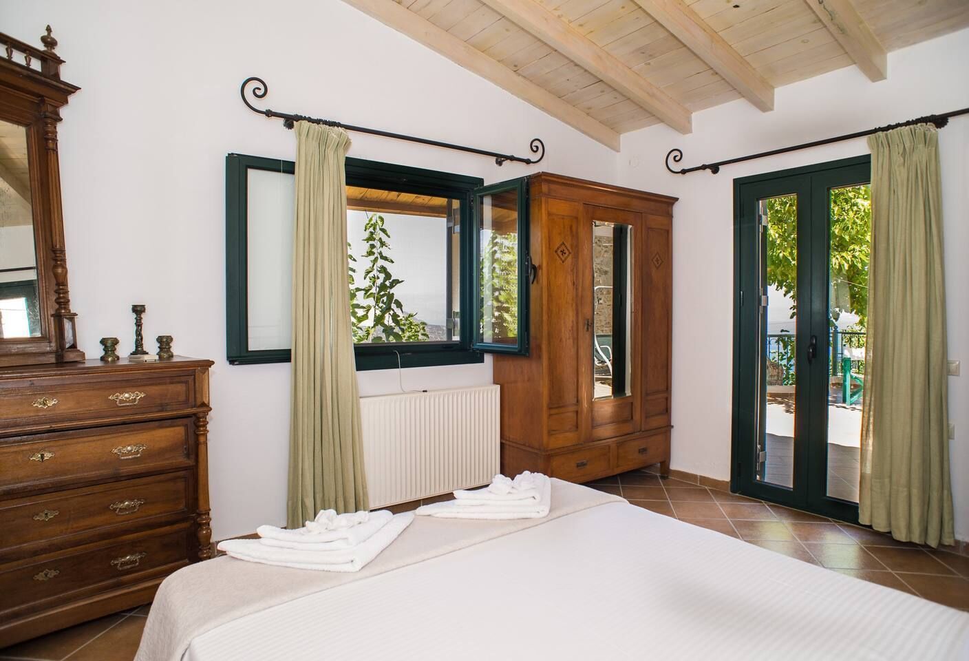 2 bedrooms, iron/ironing board, travel cot, WiFi