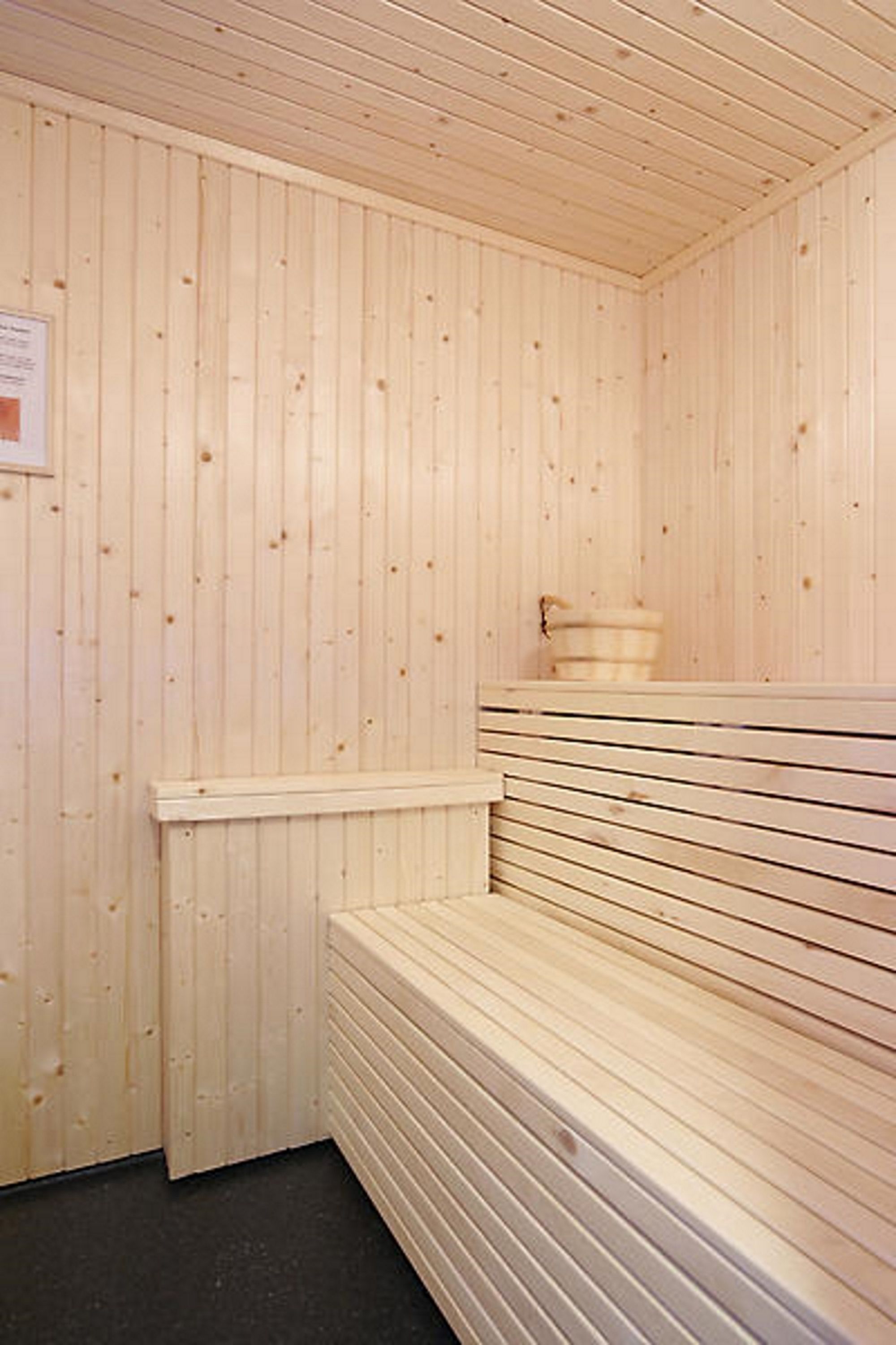 Un sauna con paredes y bancos de madera.
