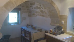 Een koelkast, een magnetron, een oven, een kookplaat