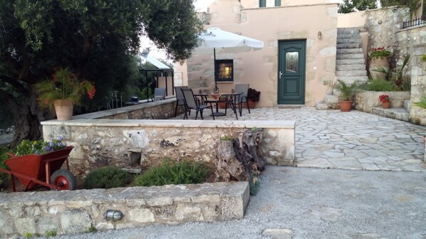Outdoor dining - TZITZIFES OLD STONE MANSION (Χανιά)