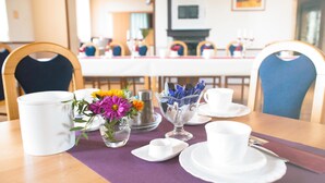 Bữa sáng buffet hàng ngày với phụ phí nhỏ 
