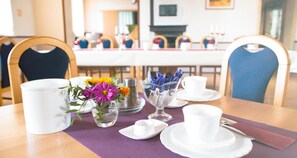 Petit déjeuner buffet (15.00 EUR par personne)