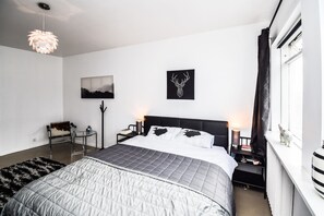 Design appartement, 2 slaapkamers | 2 slaapkamers, een bureau, een laptopwerkplek, babybedden (toeslag)