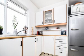 Design appartement, 2 slaapkamers | Privékeuken | Een koelkast, een microgolfoven, een oven, een kookplaat