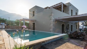 A modern house with a swimming pool, stone walls, and a pergola. - Traditional Villa w/Heated Pool, 5km to the Beach (Καστελλος)