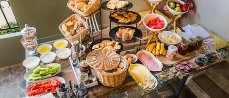 Een buffet met diverse gerechten en toevoegingen.