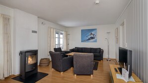 Familieleilighet, 3 soverom, dalutsikt | Oppholdsrom | Flatskjerm-TV