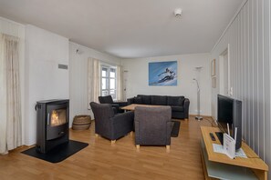 Familienapartment, 3 Schlafzimmer, Talblick | Wohnzimmer | Flachbildfernseher