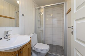 Familie appartement, 3 slaapkamers, uitzicht op vallei (Standard) | Badkamer | Een douche