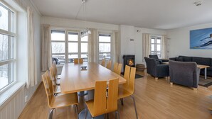 Familieleilighet, 3 soverom, dalutsikt | Oppholdsområde | Flatskjerm-TV
