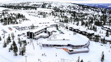 Une station de ski enneigée, avec un grand bâtiment portant l’inscription « GAIA » et plusieurs autres bâtiments plus petits.