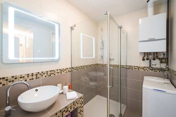 Appartement Confort | Salle de bain | Douche, séchoir à cheveux, serviettes fournies, savon