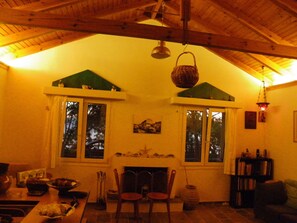Interior - 5m from the sea, family friendly, large garden with trees. (Παραλία Ιρίων)