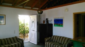 Interior - 5m from the sea, family friendly, large garden with trees. (Παραλία Ιρίων)