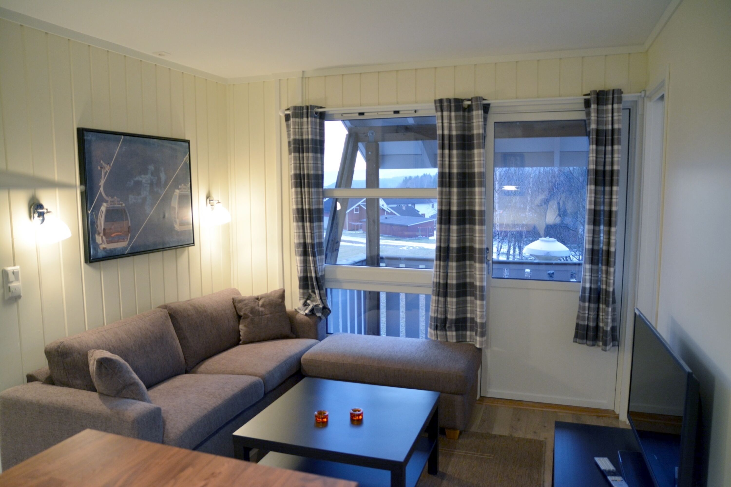 Familieleilighet, 2 soverom, hageområde | Oppholdsrom | Plasma-TV