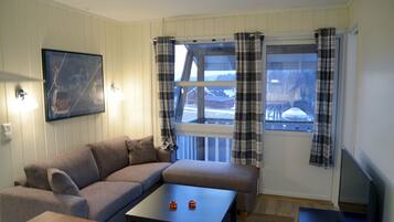 Familieleilighet, 2 soverom, hageområde | Oppholdsrom | Plasma-TV